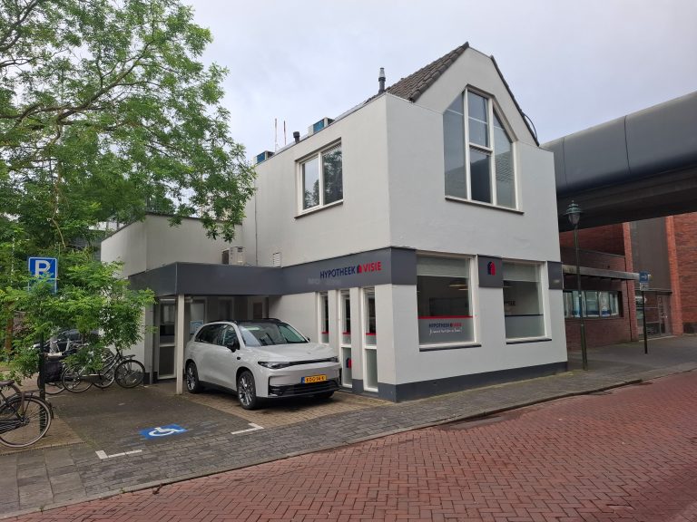 Buitenkant kantoor Hypotheek Visie. Er staat een auto voor de deur.