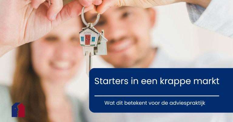 Een koppel houdt een sleutelhanger vast met daaraan een huisje en een sleutel